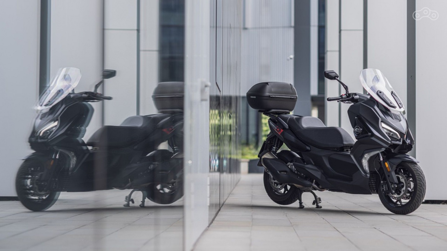Маневренность на узких улицах и уверенная динамика на оживлённых дорогах — FORT 4.0 чувствует себя одинаково комфортно в любых условиях. Тщательно настроенная система контроля тяги точно регулирует крутящий момент на заднем колесе, обеспечивая стабильность и безопасность на любом покрытии. Запуск двигателя с системой Smart Key ещё никогда не был таким простым — достаточно просто поднести ключ к скутеру. В прохладные вечера придут на помощь подогрев рукояток и водительского сиденья, а багажный отсек легко вмещает шлем, перчатки и другие необходимые вещи.