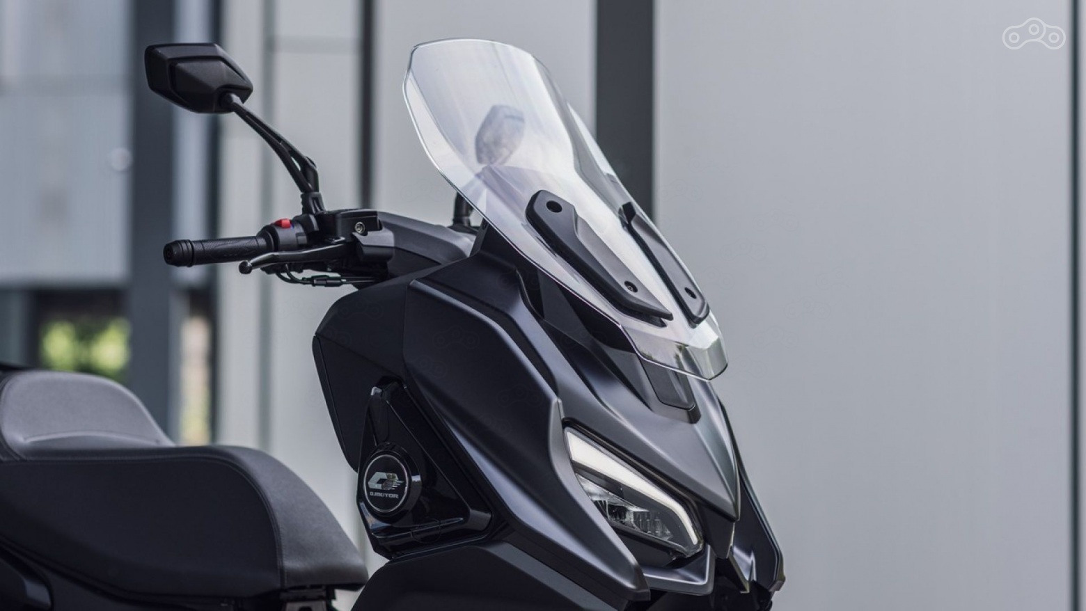 Регулируемое ветровое стекло с электроприводом, а также подогрев рукояток и водительского сиденья с контрастной прострочкой надёжно защищают от капризов погоды. Даже в прохладные или дождливые дни поездка на FORT 4.0 остаётся тёплой и комфортной.