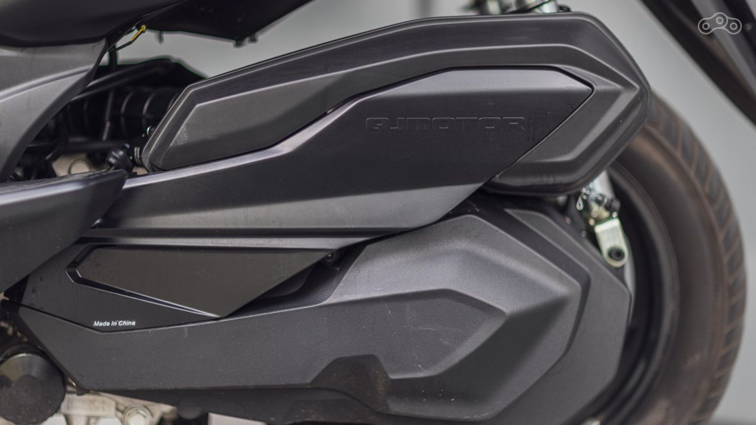 Система контроля тяги TCS в FORT 4.0 следит за сцеплением заднего колеса и при необходимости корректирует подачу крутящего момента, помогая сохранять устойчивость и уверенность на скользкой или влажной дороге.