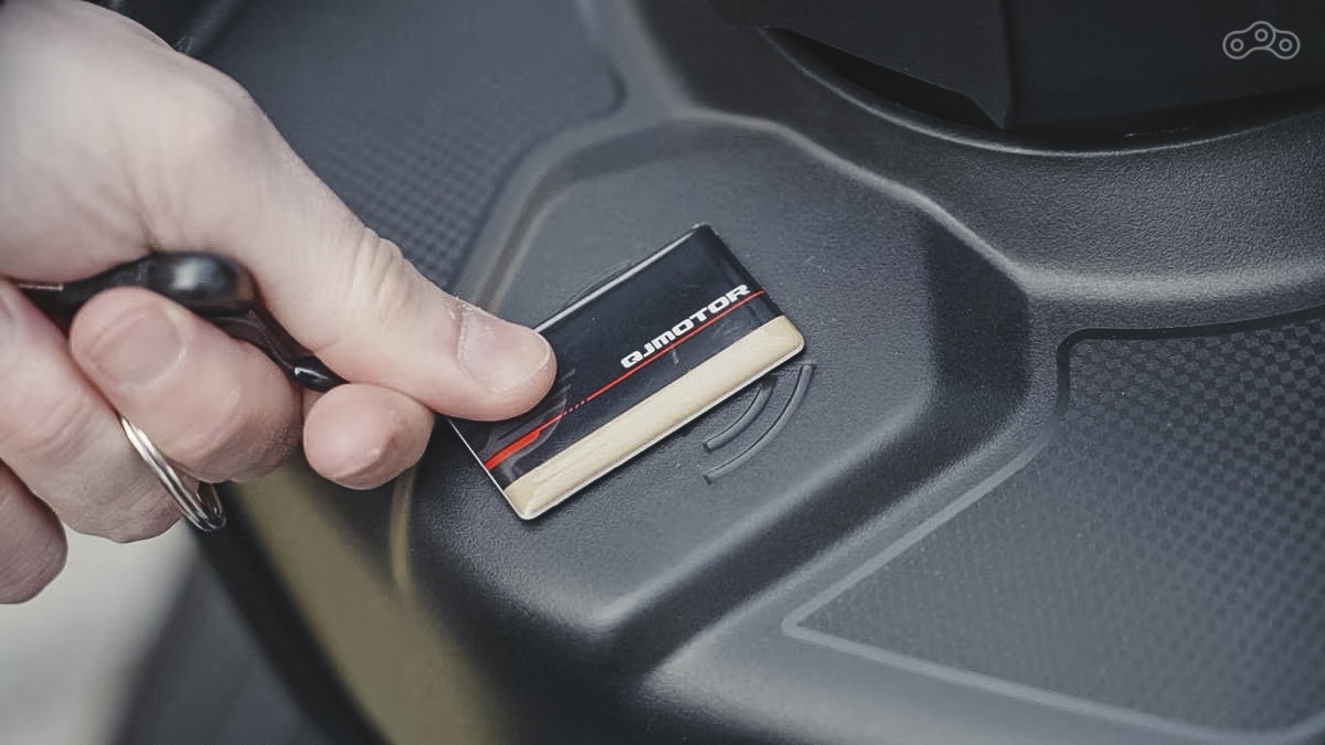 Система Smart Key позволяет управлять зажиганием, блокировкой руля, крышкой бака и багажными отсеками без ключа. Для дополнительной защиты предусмотрены механический замок зажигания и блокировка рулевой колонки.