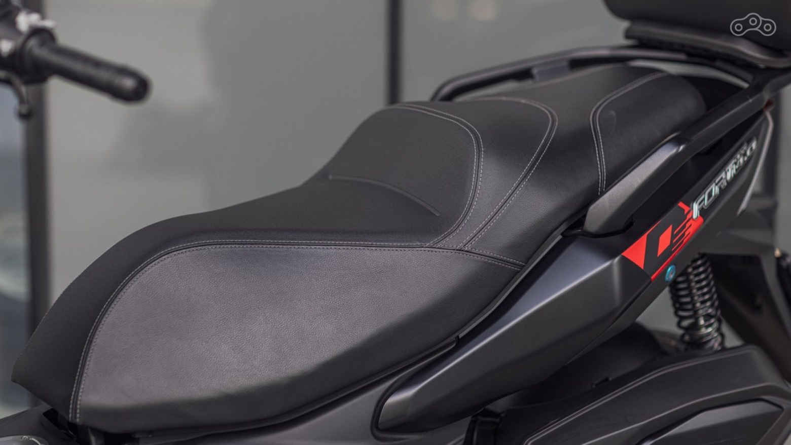 Воистину королевский диван! Ещё и с подогревом.