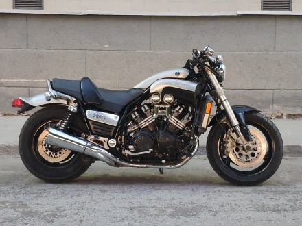Yamaha_V-Max_1998