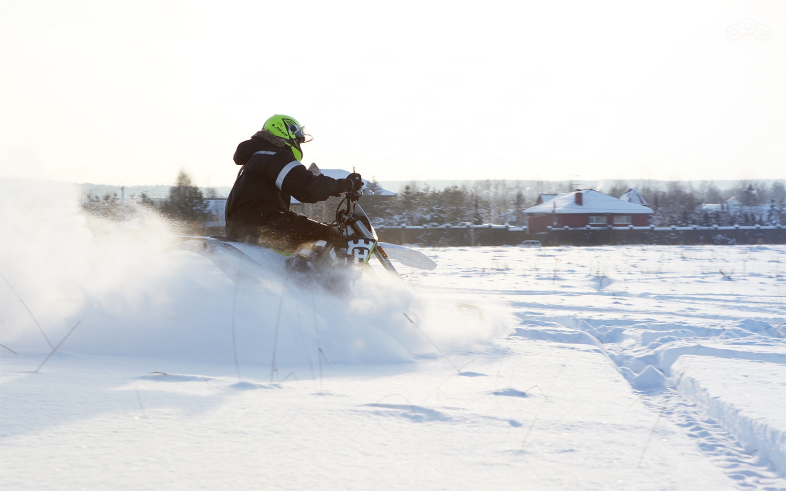 Повороты в пухляке даются легче, чем на обычном мотоцикле, жаль лишь высоты подножек недостаточно, чтобы уберечь ноги от затопления снегом