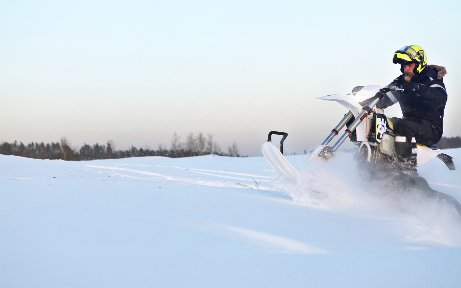 Husqvarna Snowbike не испытывает никаких проблем ни в глубоком снегу, ни на заснеженном склоне