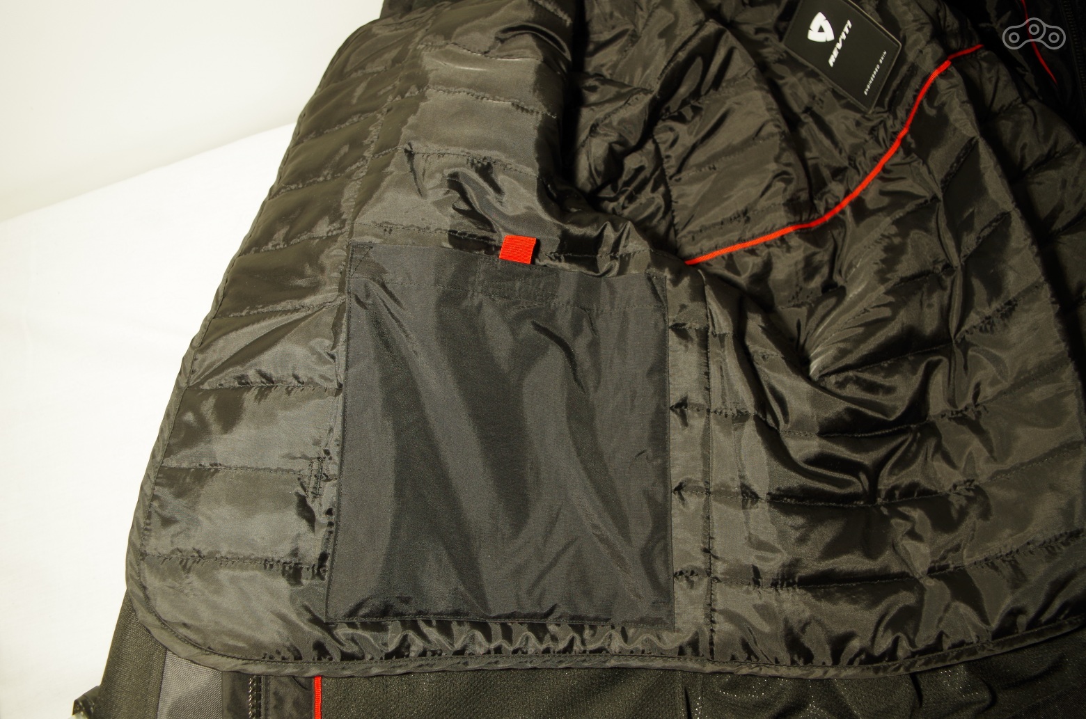 Большой карман подкладки дублируется аналогичным, расположенным на куртке.
