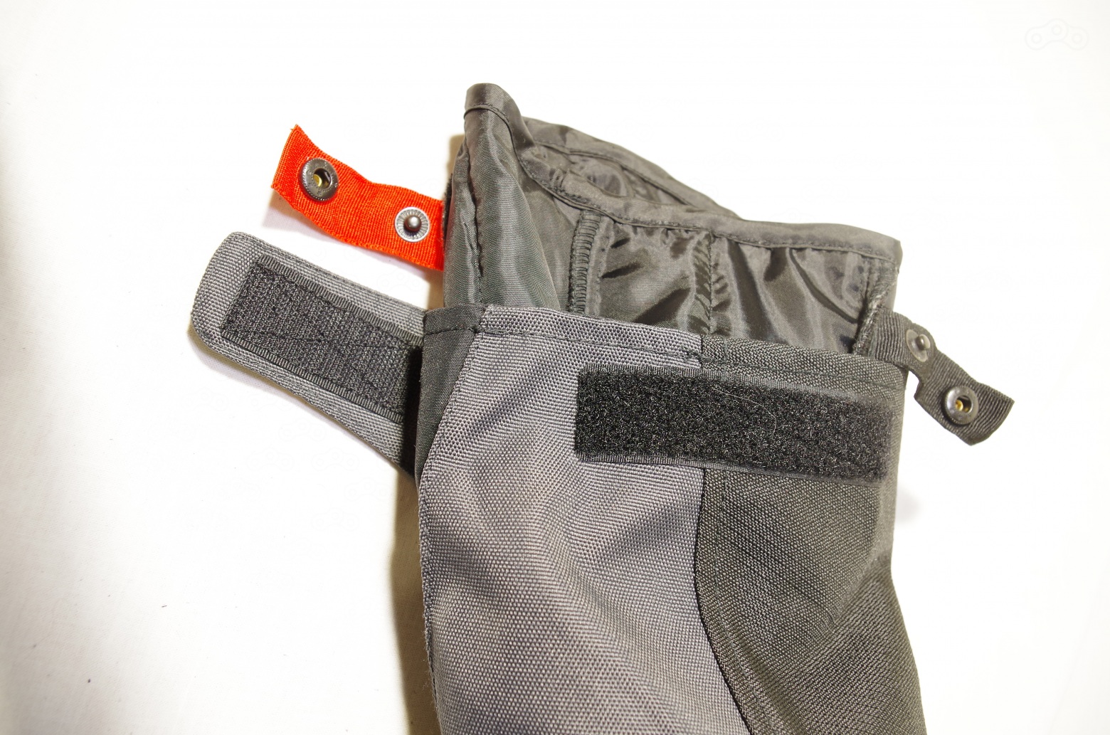 Разноцветные петельки помогают верно ориентировать рукав подкладки в куртке, но дрожащие и мокрые пальцы с ними не дружат. Зато липучки на манжетах удобные.
