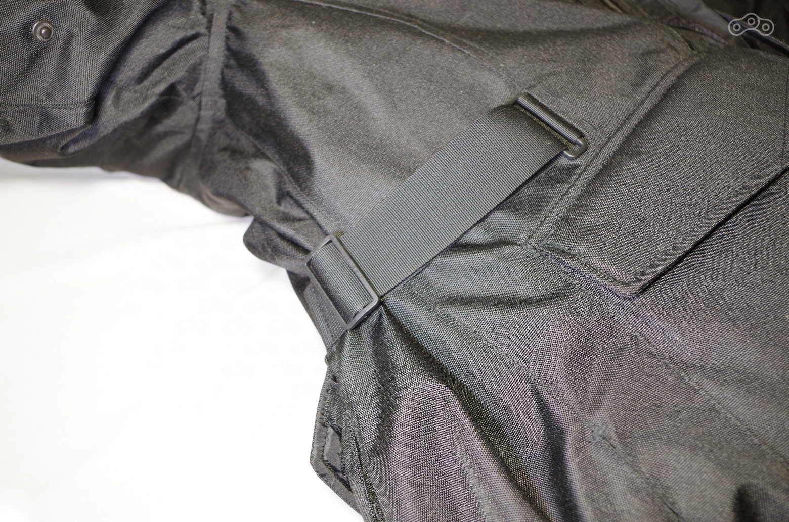 Ремешки позволяют подогнать куртку под конкретную фигуру, чтобы ничего не болталось и сидело идеально.