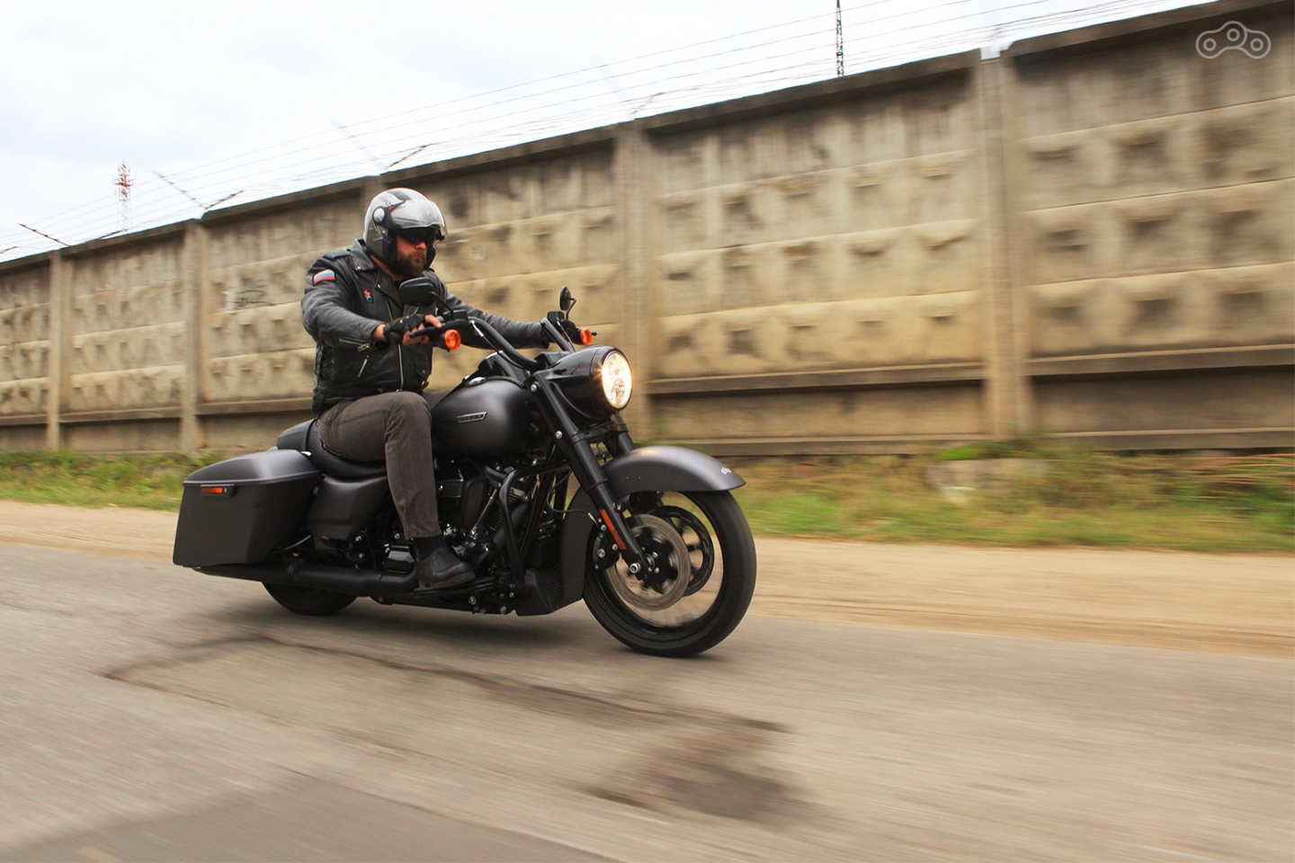 Своим интересном обликом мотоцикл обязан игре чёрного глянца в деталях и матовой базы