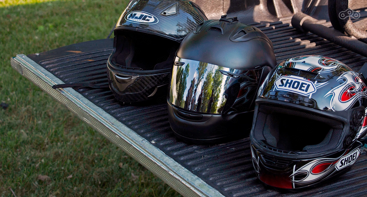 Разница в весе термопластиковых и композитных шлемов может достигать 200-300 грамм Как выбрать мотошлем инструкция Омоймот. Фото – NoxImus