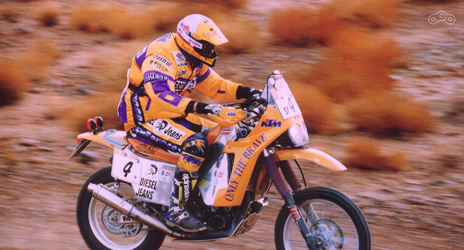 Австрийский гонщик Хайнц Кинигаднер на мотоцикле KTM во время ралли Дакар 1996 в журнале Омоймот