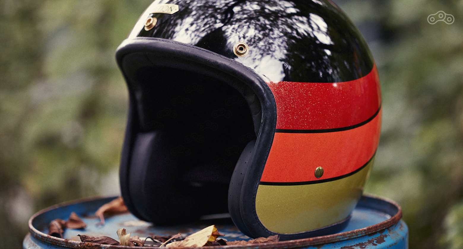 Современный открытый шлем может оснащаться дополнительным опциями в виде солнцезащитного козырька, визора или фирменных очков