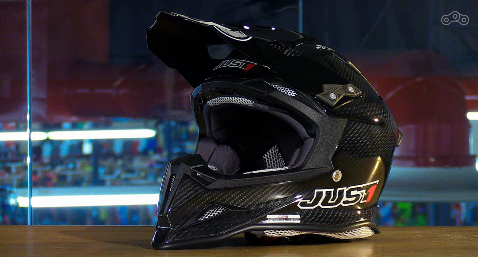 Профессиональные кроссмены и мотогонщики предпочитают лёгкие карбоновые шлемы. Как выбрать шлем. Инструкция в Журнале Омоймот
