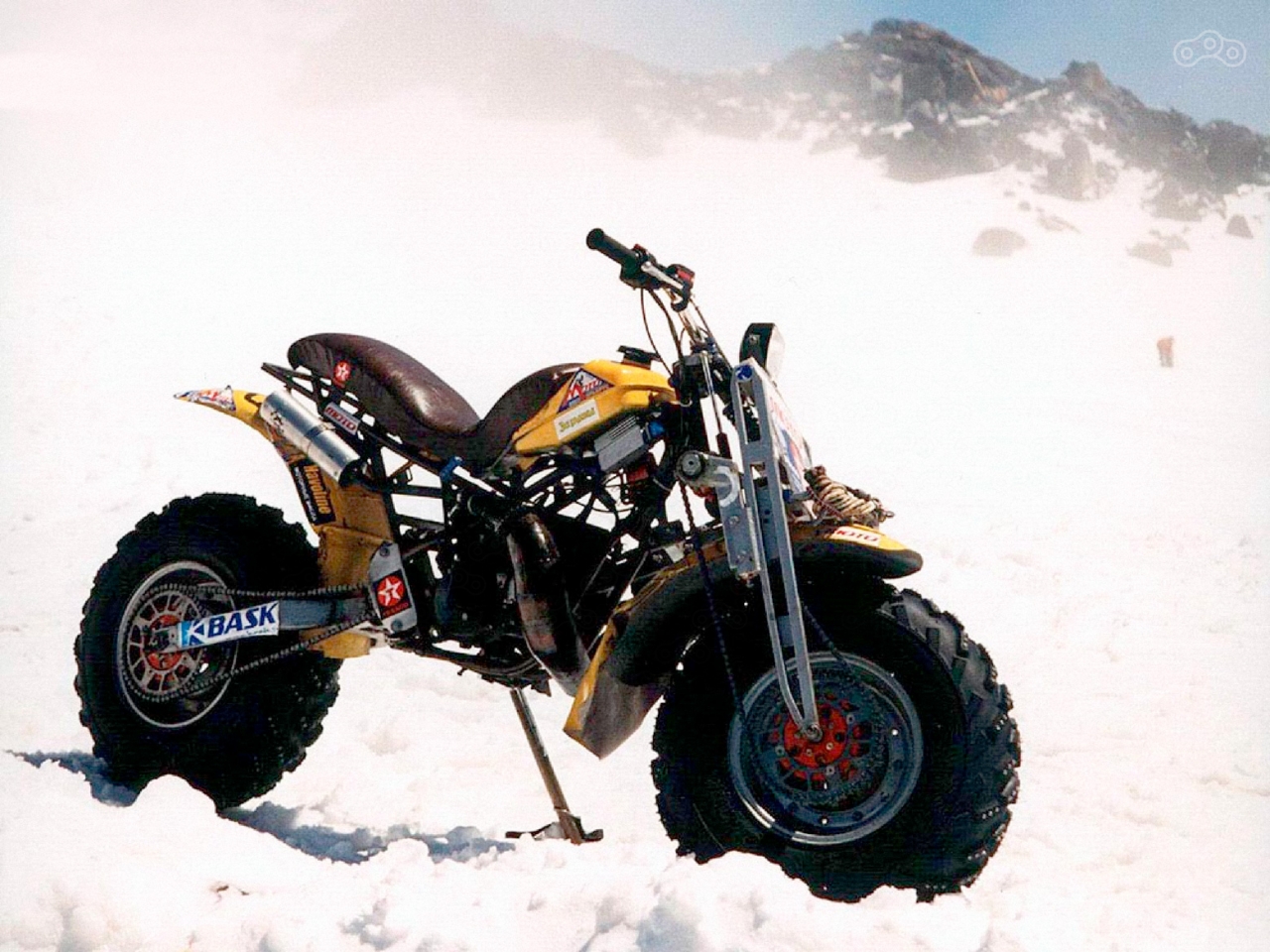 Отечественный мотоцикл «Баксан» во время экспедиции на гору Эльбрус. Фото – Сергей Груздев