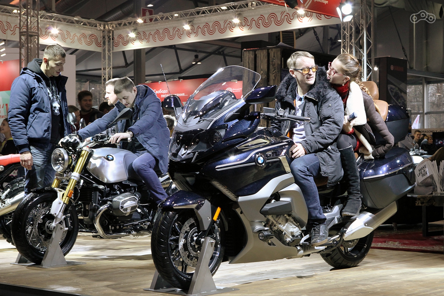 Помимо разнообразных исполнений неоклассика R NineT, на стенде BMW можно увидеть мотоциклы семейства K1600