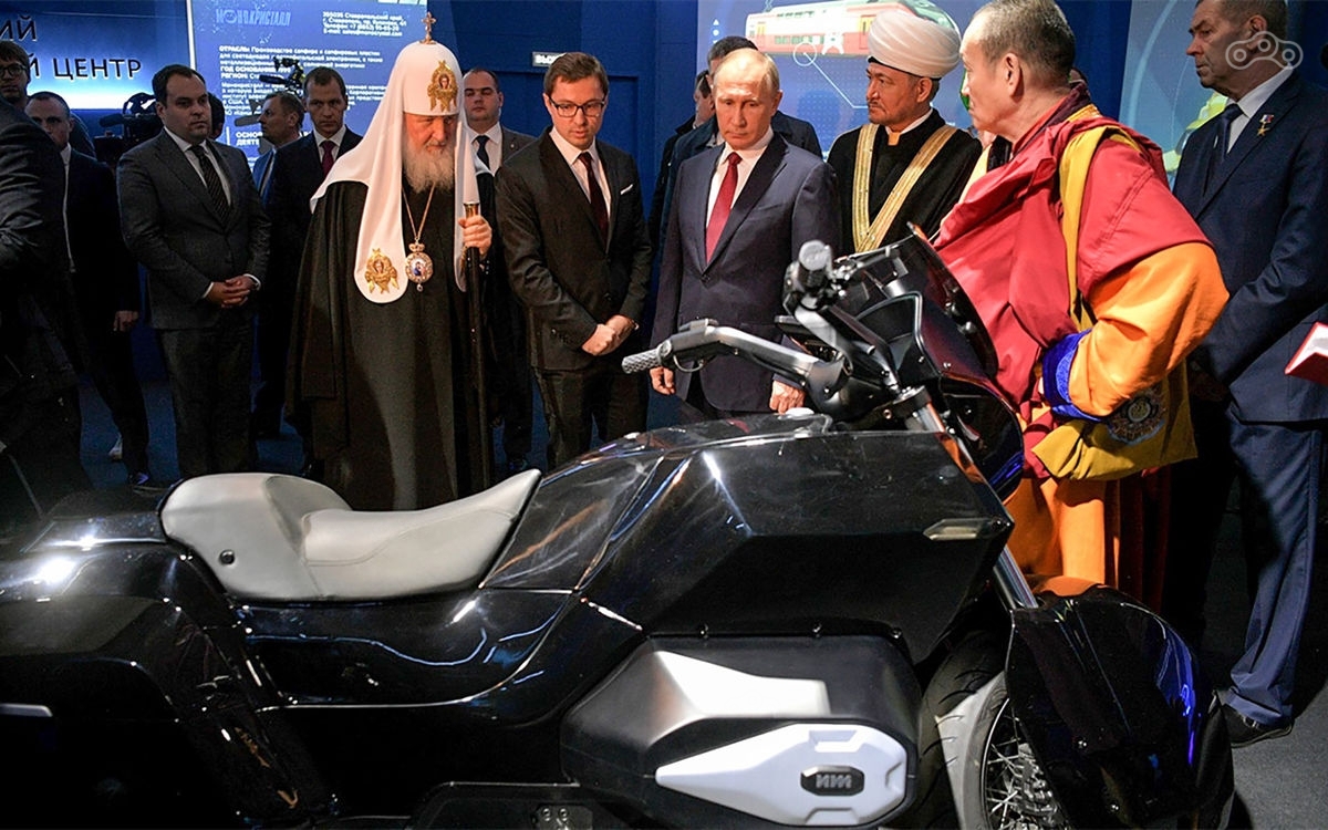 Президент России Владимир Путин с представителями религиозных конфессий осматривают мотоцикла проекта Кортеж