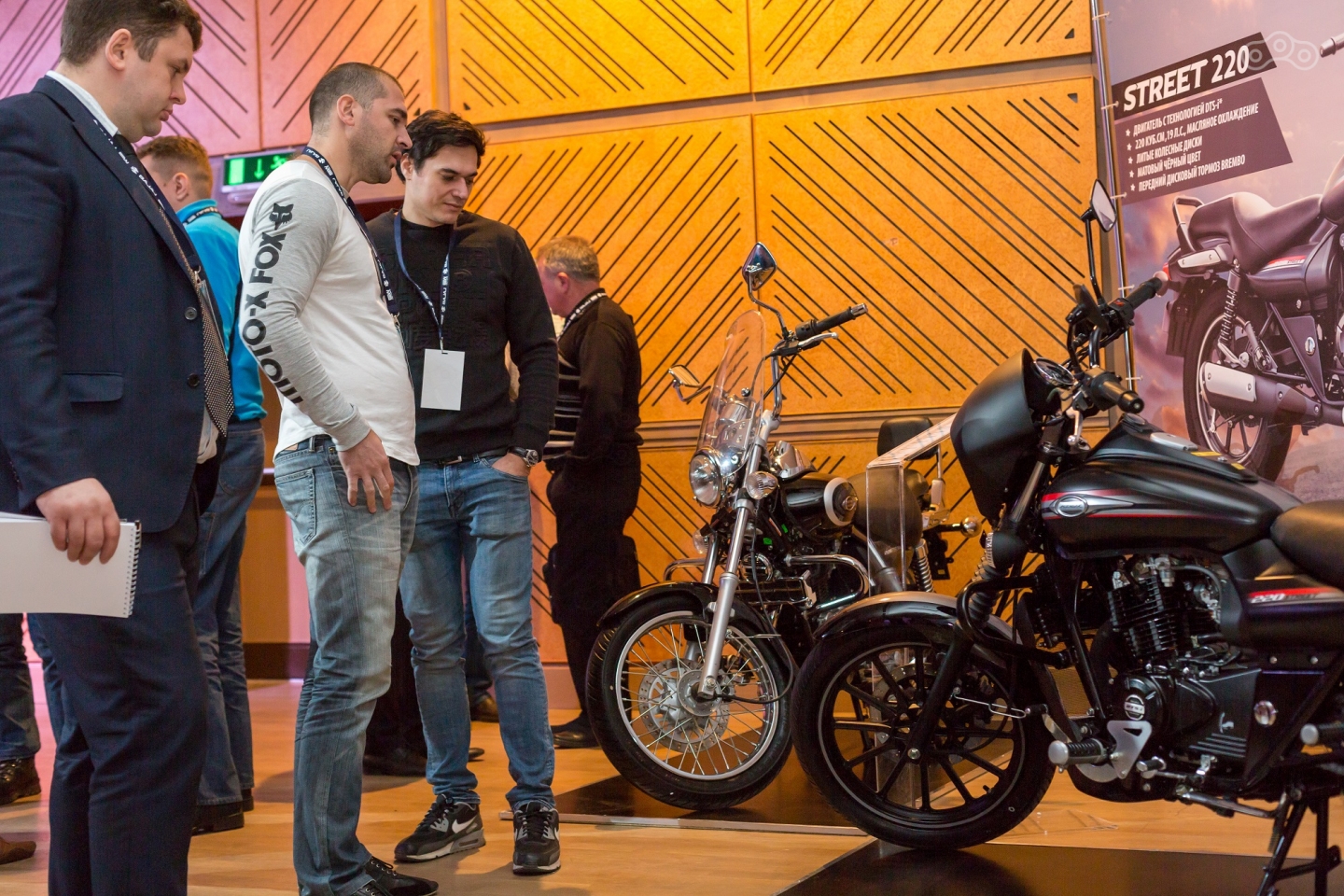 Представитель СМИ и дилеров осматривают обновлённые мотоциклы Bajaj 2018 модельного года