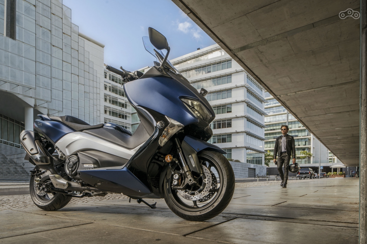 Yamaha Tmax оснащён системой бесключевого старта и доступа к багажным ёмкостям