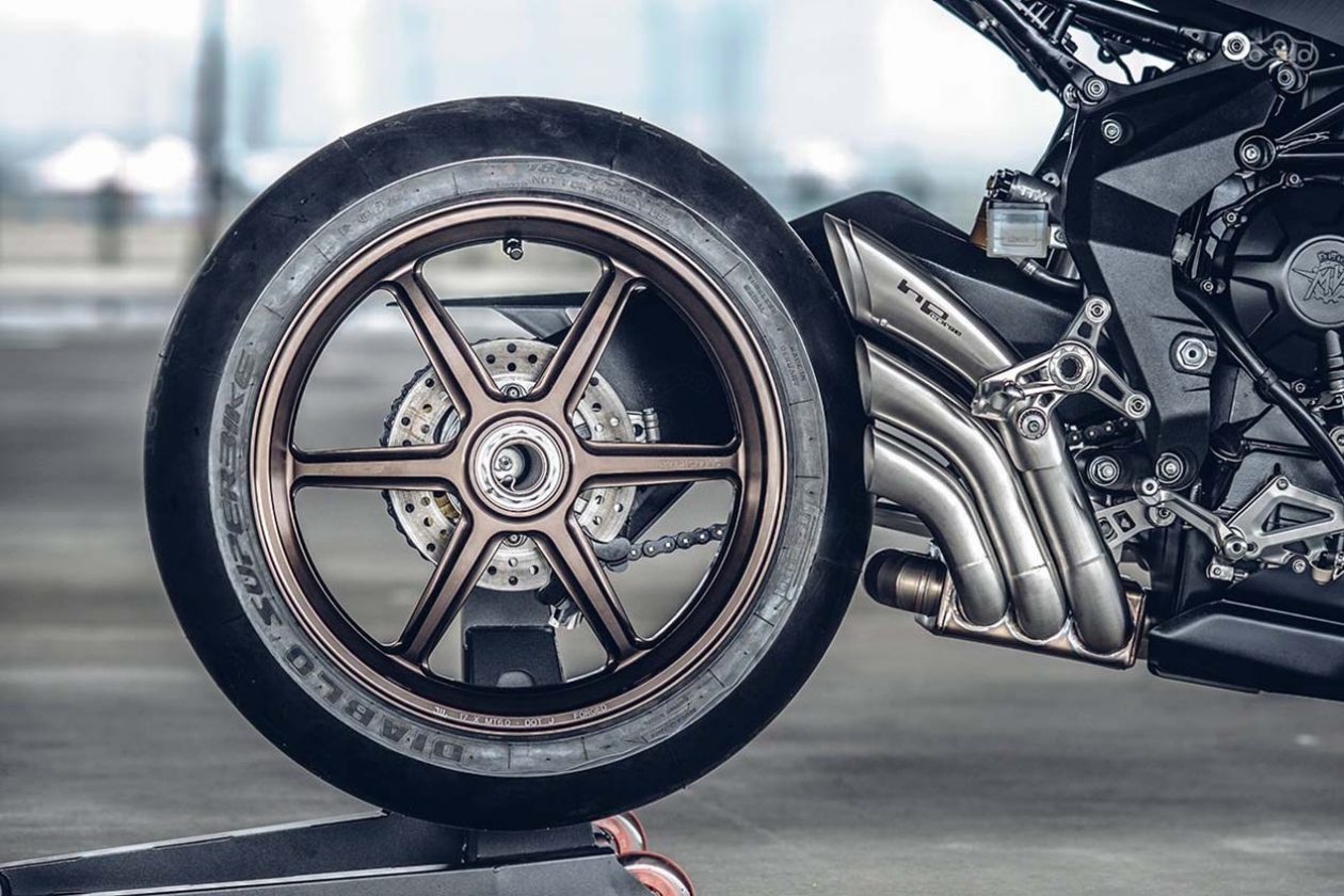 Семнадцатидюймовые колёсные диски, изготовленные Wukawa Industies, «обуты» в гоночные покрышки Pirelli Diablo Superbike.