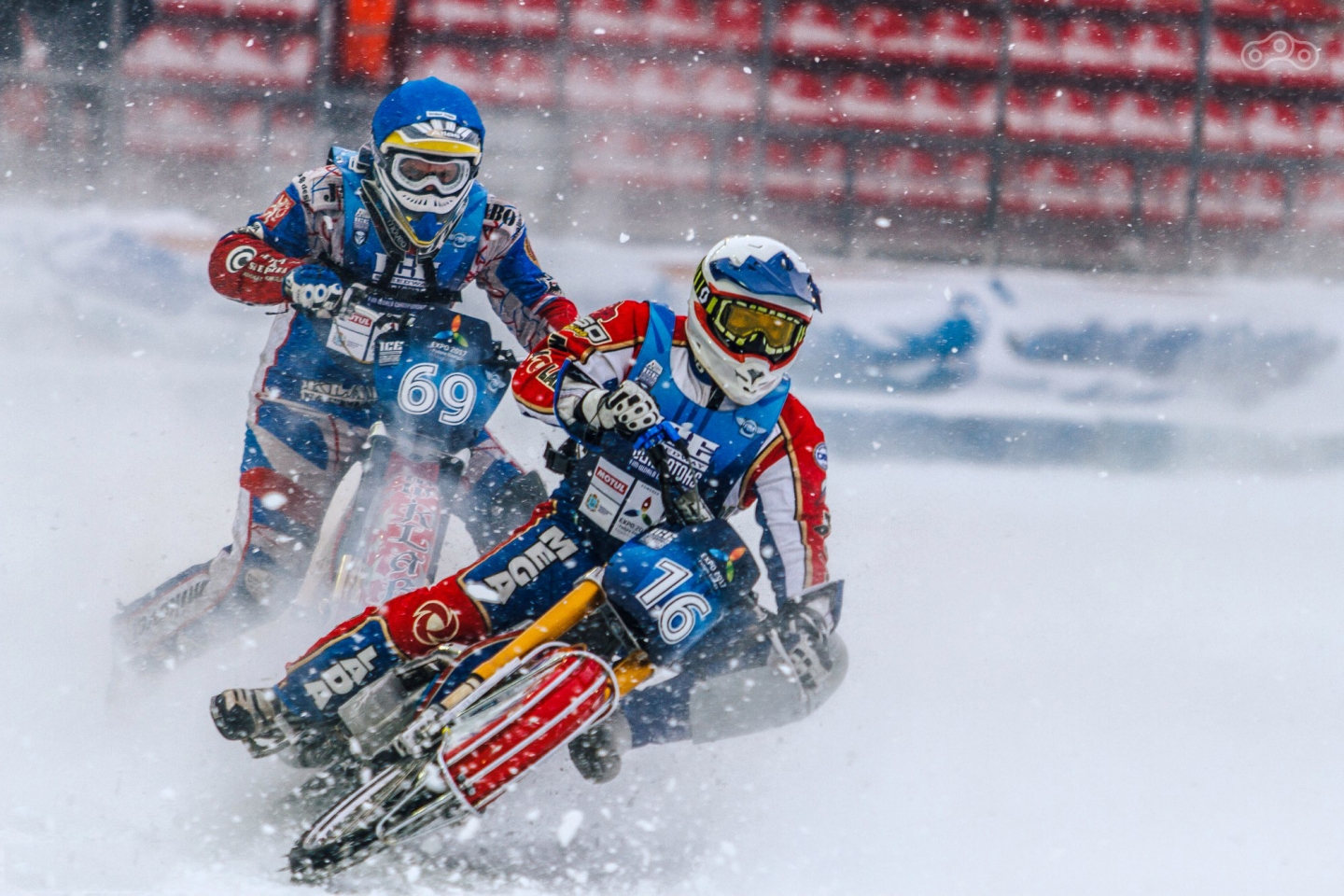 Острое противостояние спортсменов во время первого этапа чемпионата по ледовому спидвею