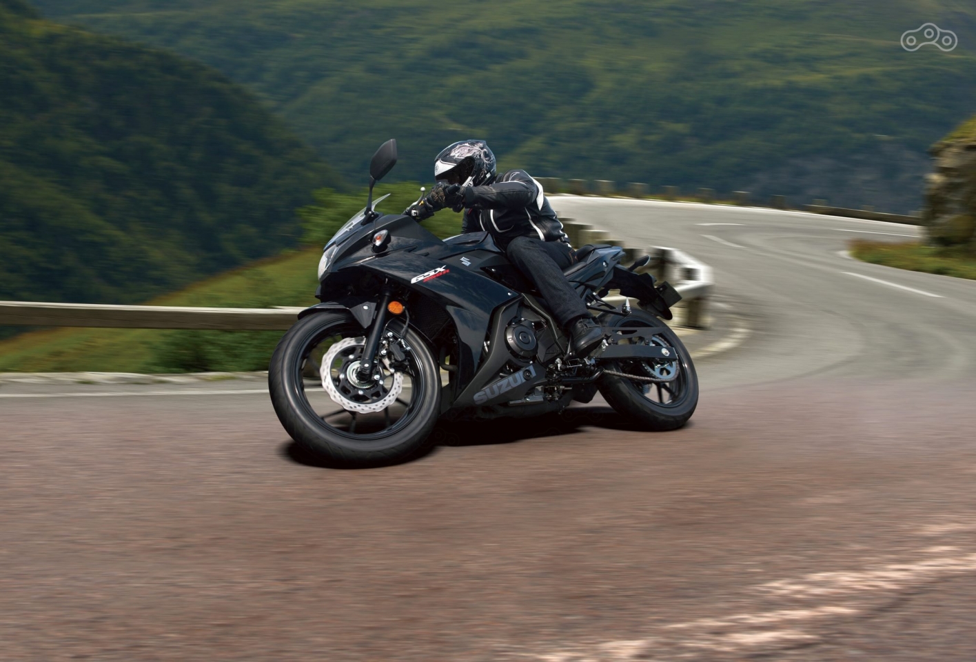 Дизайн переднего обтекателя GSX-250R призван напоминать о&nbsp;Suzuki Katana