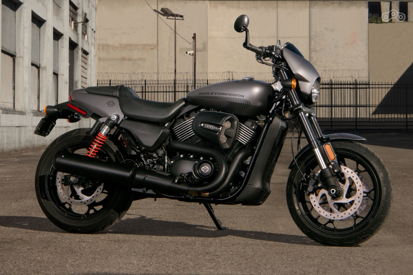 Обновлённый мотоцикл Harley-Davidson Street Rod 750 2017