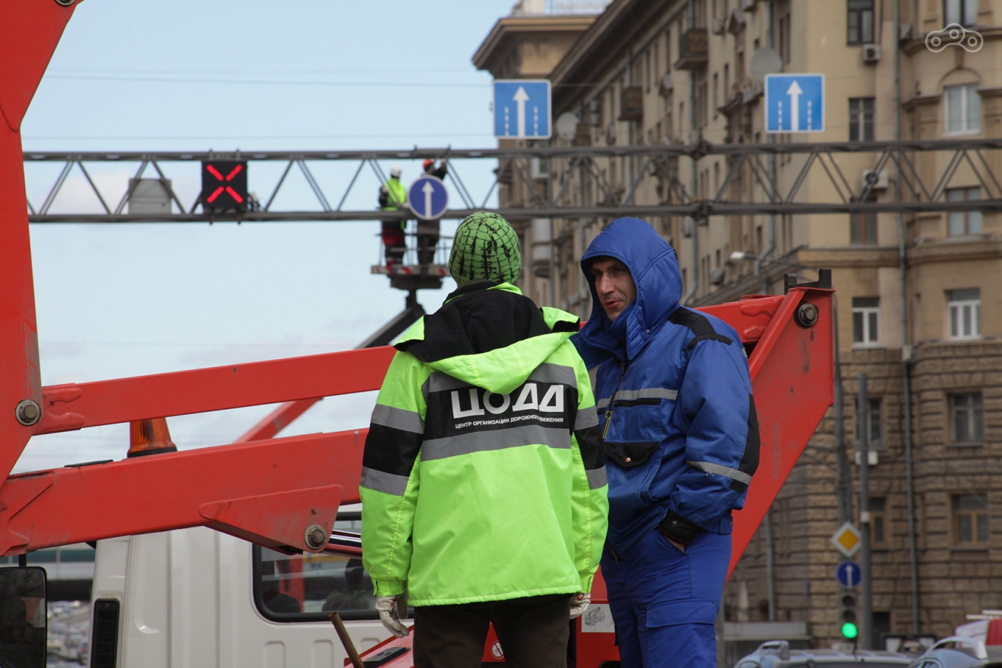 Сотрудники ЦОДД монтируют камеры на проспекте Мира. Фото – transport.mos.ru