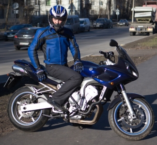 Yamaha_FZ6_Fazer_2004