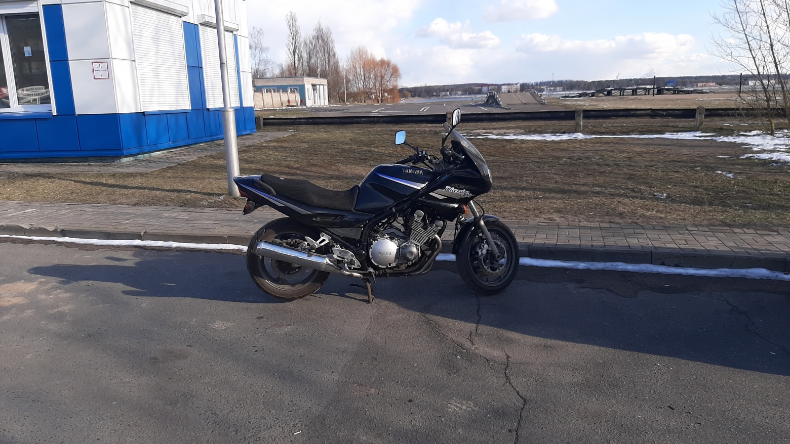 На площадке в ГАИ. Снежок еще лежит.