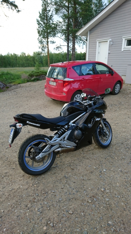 Kawasaki_ER-6F_2007